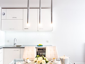 Mieszkanie Gdańsk - Mała szara jadalnia w kuchni, styl nowoczesny - zdjęcie od Conceptica