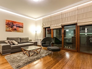 Apartament z morzem w tłe - Duży beżowy salon z tarasem / balkonem, styl nowoczesny - zdjęcie od ARCHITETTO