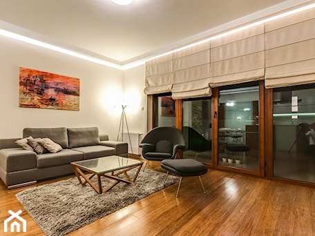 Aranżacje wnętrz - Salon: Apartament z morzem w tłe - Duży beżowy salon z tarasem / balkonem, styl nowoczesny - ARCHITETTO. Przeglądaj, dodawaj i zapisuj najlepsze zdjęcia, pomysły i inspiracje designerskie. W bazie mamy już prawie milion fotografii!