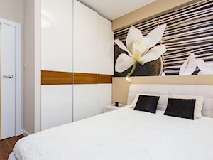 Sypialnia z lilią - Mała beżowa szara sypialnia, styl nowoczesny - zdjęcie od ARCHITETTO