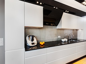 Apartament z betonem - Średnia z salonem szara z zabudowaną lodówką z podblatowym zlewozmywakiem kuchnia jednorzędowa, styl minimalistyczny - zdjęcie od ARCHITETTO