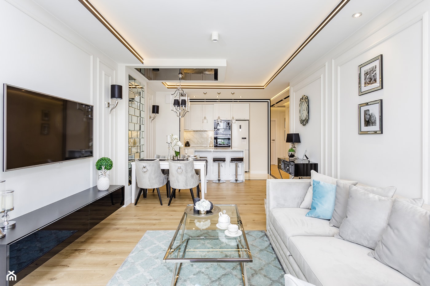 Salon ze sztukaterią - Średni biały salon z kuchnią z jadalnią, styl glamour - zdjęcie od ARCHITETTO - Homebook