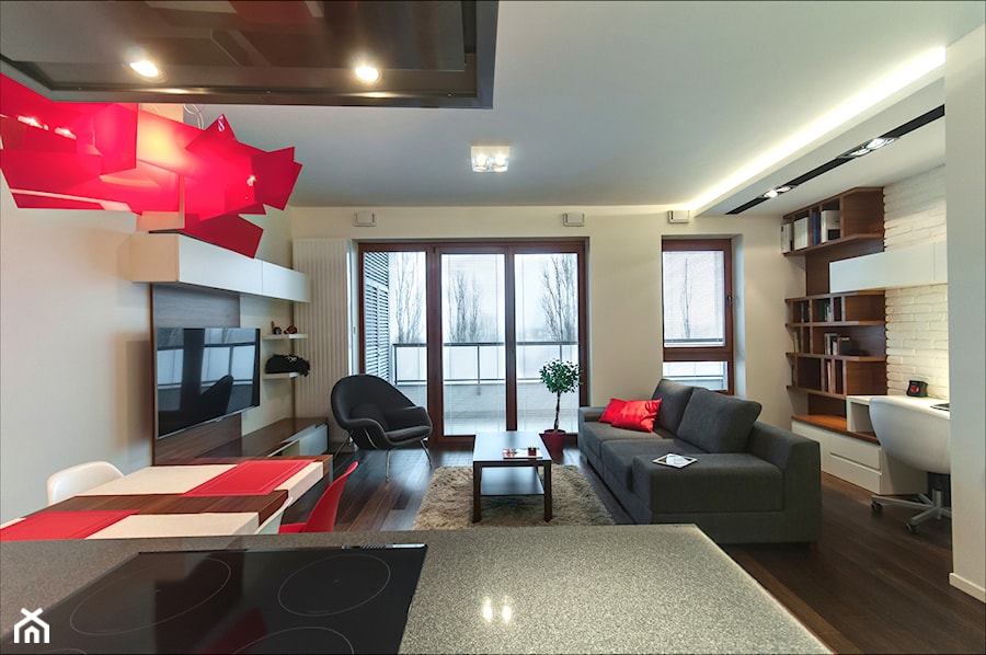 Apartament z nutką czerwieni - Średni biały salon z kuchnią z tarasem / balkonem z bibiloteczką, styl nowoczesny - zdjęcie od ARCHITETTO