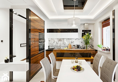 Apartament 50 m.kw w palisandrze - Średnia otwarta biała z zabudowaną lodówką kuchnia jednorzędowa z wyspą lub półwyspem, styl nowoczesny - zdjęcie od ARCHITETTO