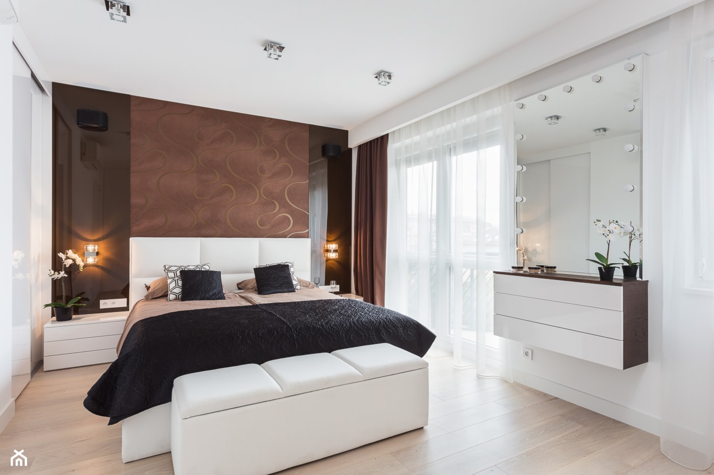 W sypialnia w brązie - Średnia biała brązowa sypialnia, styl nowoczesny - zdjęcie od ARCHITETTO - Homebook
