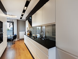 Apartament z betonem - Duża otwarta z kamiennym blatem szara z zabudowaną lodówką z podblatowym zlewozmywakiem kuchnia dwurzędowa z oknem, styl minimalistyczny - zdjęcie od ARCHITETTO