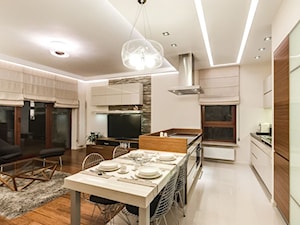Apartament z morzem w tłe - Średni biały salon z kuchnią z jadalnią z tarasem / balkonem, styl nowoczesny - zdjęcie od ARCHITETTO