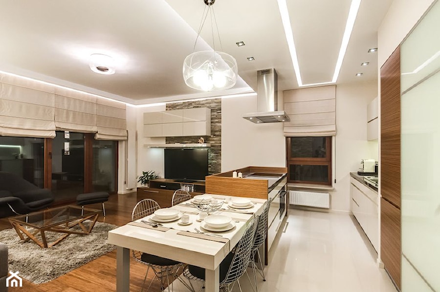 Apartament z morzem w tłe - Średni biały salon z kuchnią z jadalnią z tarasem / balkonem, styl nowoczesny - zdjęcie od ARCHITETTO