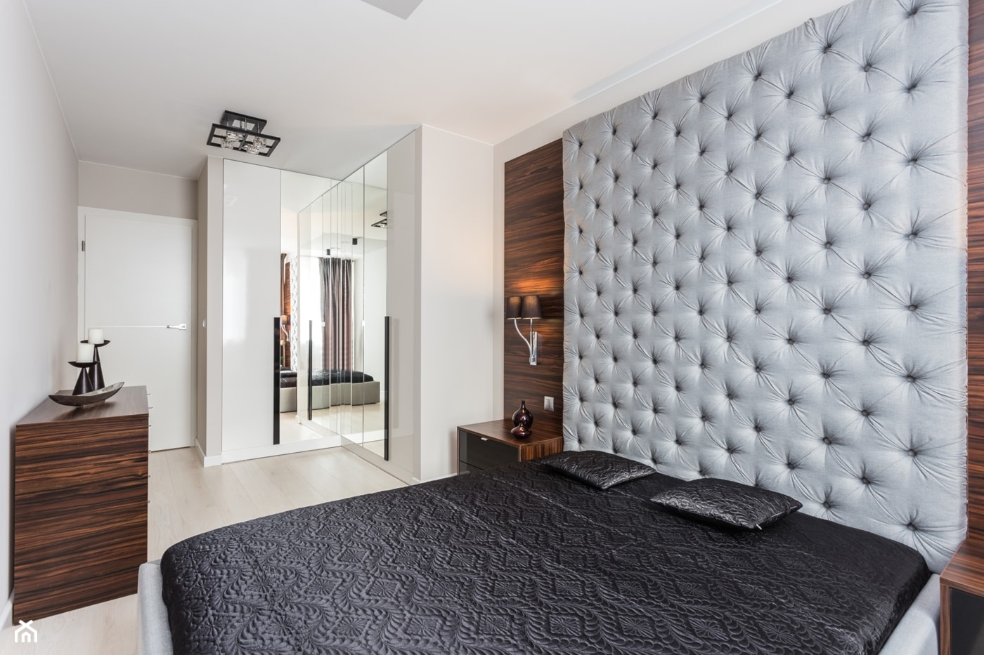 Apartament po dziadku - Duża biała szara sypialnia, styl glamour - zdjęcie od ARCHITETTO - Homebook