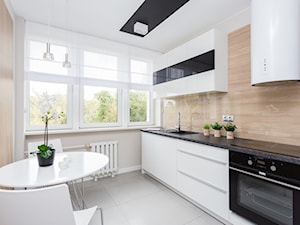 Apartament po dziadku - Średnia zamknięta z kamiennym blatem szara z zabudowaną lodówką z nablatowym zlewozmywakiem kuchnia jednorzędowa z oknem, styl minimalistyczny - zdjęcie od ARCHITETTO