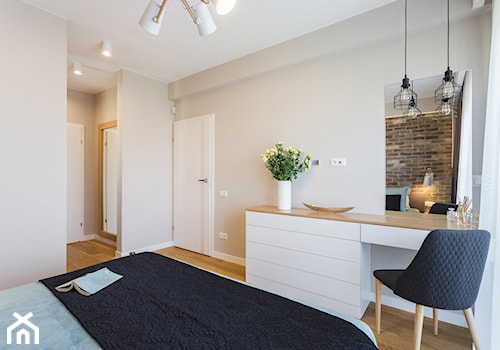 Sypialnia z dębowymi dodatkami - Średnia beżowa sypialnia z łazienką, styl skandynawski - zdjęcie od ARCHITETTO