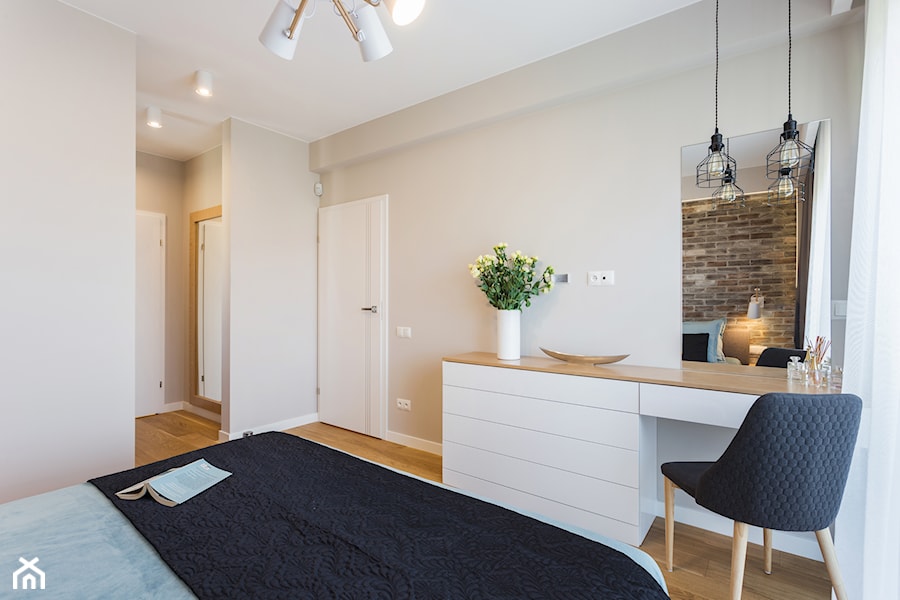 Sypialnia z dębowymi dodatkami - Średnia beżowa sypialnia z łazienką, styl skandynawski - zdjęcie od ARCHITETTO