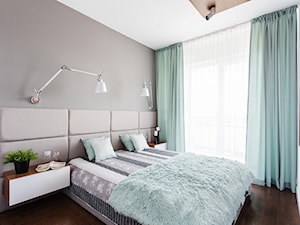 Mała sypialnia - Średnia beżowa biała sypialnia z balkonem / tarasem, styl skandynawski - zdjęcie od ARCHITETTO