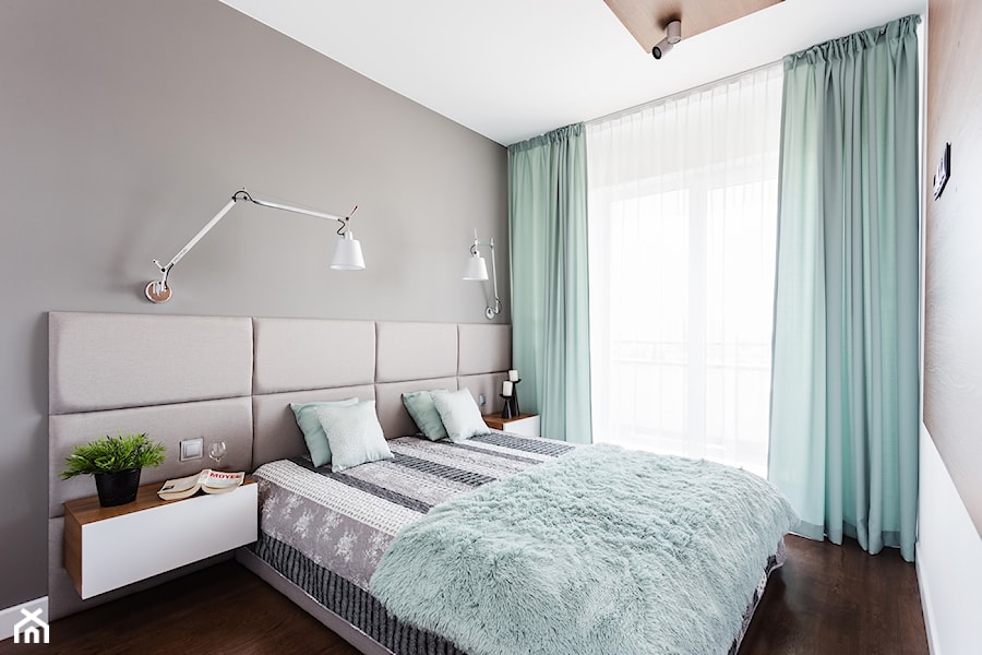 Mała sypialnia - Średnia beżowa biała sypialnia z balkonem / tarasem, styl skandynawski - zdjęcie od ARCHITETTO