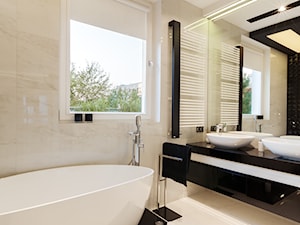 Łazienka z obrazem - Średnia łazienka z oknem, styl nowoczesny - zdjęcie od ARCHITETTO