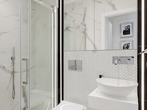 Łazienka w kamieniu - Mała bez okna z lustrem z marmurową podłogą z punktowym oświetleniem łazienka, styl glamour - zdjęcie od ARCHITETTO
