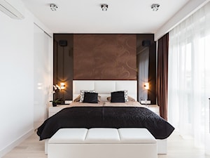 W sypialnia w brązie - Średnia biała brązowa sypialnia, styl nowoczesny - zdjęcie od ARCHITETTO