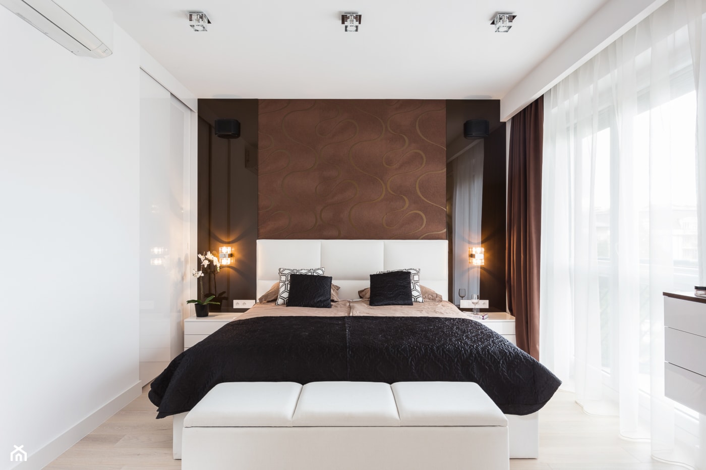 W sypialnia w brązie - Średnia biała brązowa sypialnia, styl nowoczesny - zdjęcie od ARCHITETTO - Homebook
