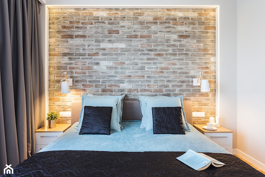 Sypialnia z dębowymi dodatkami - Średnia beżowa biała sypialnia, styl skandynawski - zdjęcie od ARCHITETTO