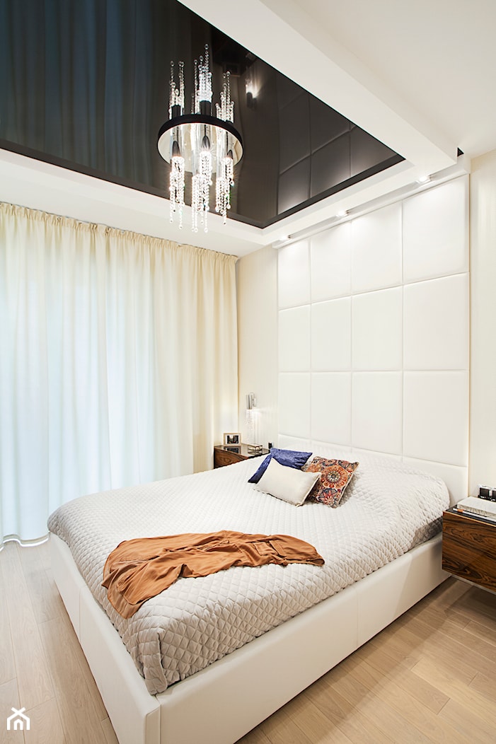 Apartament 50 m.kw w palisandrze - Średnia beżowa z panelami tapicerowanymi sypialnia, styl nowoczesny - zdjęcie od ARCHITETTO - Homebook