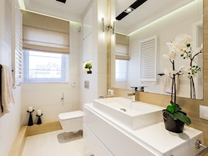 Sypialnia z dębowymi dodatkami - Mała na poddaszu z lustrem łazienka z oknem, styl skandynawski - zdjęcie od ARCHITETTO
