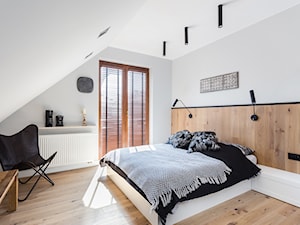 Sypialnia z drewnianym zagłówkiem 