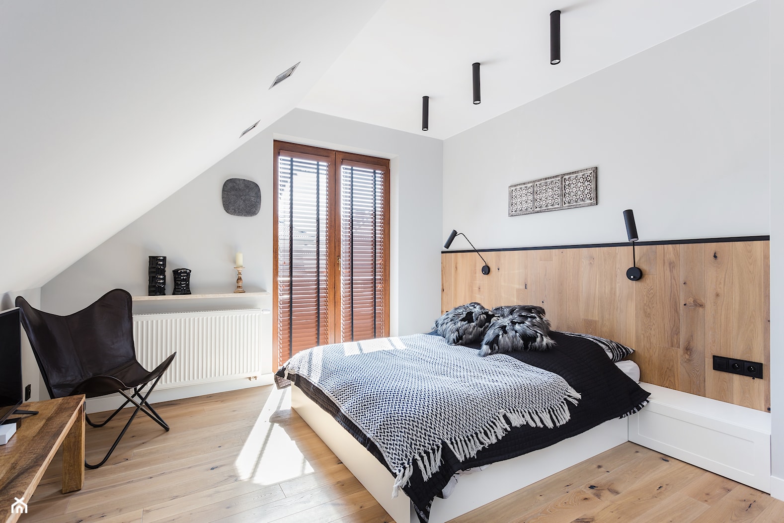 Sypialnia z drewnianym zagłówkiem - Średnia biała szara sypialnia na poddaszu z balkonem / tarasem, styl skandynawski - zdjęcie od ARCHITETTO - Homebook