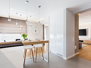 Salon w dębie - Średnia otwarta z salonem biała z zabudowaną lodówką kuchnia w kształcie litery g z oknem, styl skandynawski - zdjęcie od ARCHITETTO