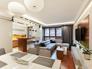 Apartament w orzechu - Średni beżowy salon z kuchnią z jadalnią, styl nowoczesny - zdjęcie od ARCHITETTO