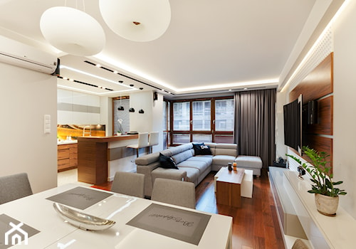 Apartament w orzechu - Średni beżowy salon z kuchnią z jadalnią, styl nowoczesny - zdjęcie od ARCHITETTO