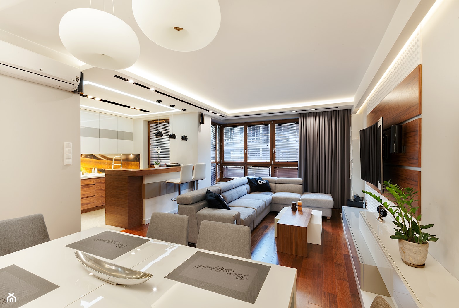 Apartament w orzechu - Średni beżowy salon z kuchnią z jadalnią, styl nowoczesny - zdjęcie od ARCHITETTO - Homebook