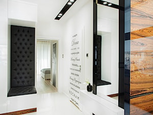 Apartament 50 m.kw w palisandrze - Średni biały hol / przedpokój, styl nowoczesny - zdjęcie od ARCHITETTO
