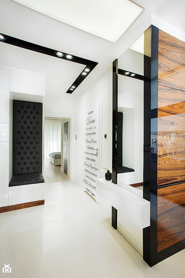 Apartament 50 m.kw w palisandrze - Średni biały hol / przedpokój, styl nowoczesny - zdjęcie od ARCHITETTO - Homebook