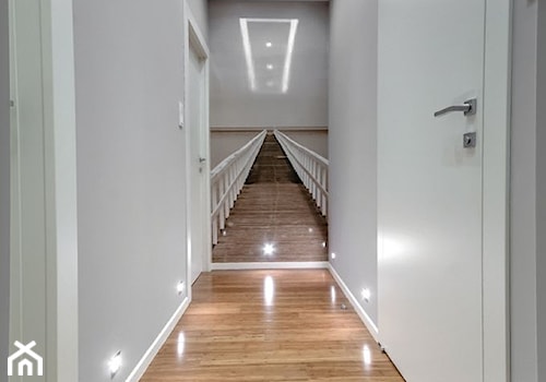 Apartament z morzem w tłe - Średni szary hol / przedpokój, styl nowoczesny - zdjęcie od ARCHITETTO