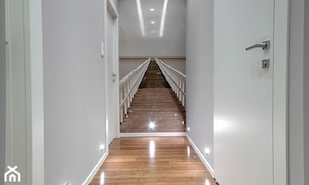 długi i wąski korytarz, duże lustro ścienne w korytarzu, podświetlana podłoga w korytarzu