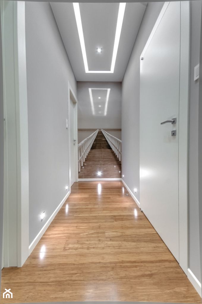 Apartament z morzem w tłe - Średni szary hol / przedpokój, styl nowoczesny - zdjęcie od ARCHITETTO