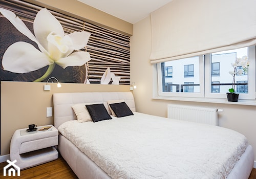 Sypialnia z lilią - Mała beżowa sypialnia, styl nowoczesny - zdjęcie od ARCHITETTO
