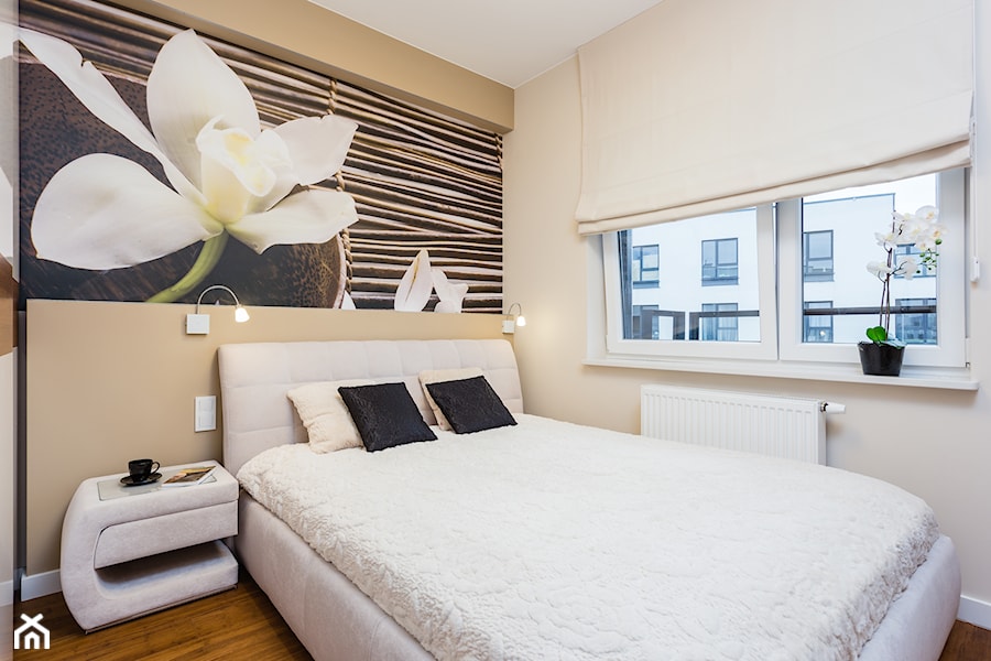 Sypialnia z lilią - Mała beżowa sypialnia, styl nowoczesny - zdjęcie od ARCHITETTO