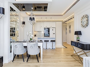 Salon ze sztukaterią - Średni biały salon z kuchnią z jadalnią, styl glamour - zdjęcie od ARCHITETTO