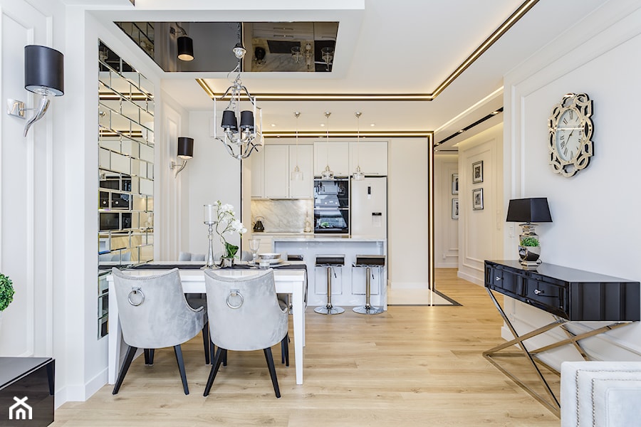 Salon ze sztukaterią - Średni biały salon z kuchnią z jadalnią, styl glamour - zdjęcie od ARCHITETTO