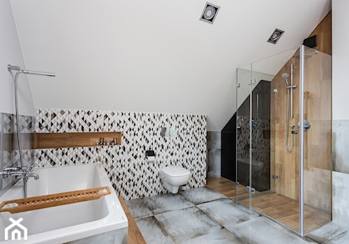 Beton w połysku - Średnia na poddaszu bez okna z punktowym oświetleniem łazienka, styl skandynawski - zdjęcie od ARCHITETTO