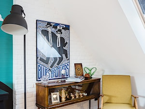 Meble z odzysku - Małe białe niebieskie biuro, styl vintage - zdjęcie od ARCHITETTO