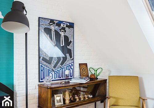 Meble z odzysku - Małe białe niebieskie biuro, styl vintage - zdjęcie od ARCHITETTO