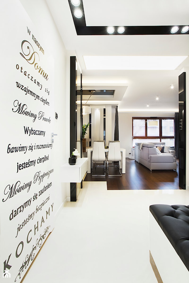 Apartament 50 m.kw w palisandrze - Średni biały hol / przedpokój, styl nowoczesny - zdjęcie od ARCHITETTO