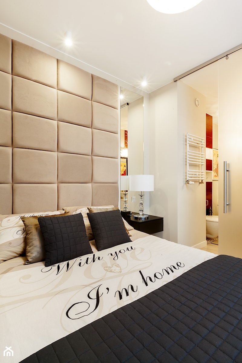 Średnia beżowa sypialnia z łazienką, styl tradycyjny - zdjęcie od ARCHITETTO