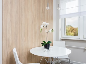 Apartament po dziadku - Mała biała jadalnia w salonie w kuchni jako osobne pomieszczenie, styl minimalistyczny - zdjęcie od ARCHITETTO