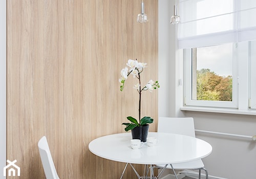 Apartament po dziadku - Mała biała jadalnia w salonie w kuchni jako osobne pomieszczenie, styl minimalistyczny - zdjęcie od ARCHITETTO
