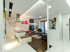 Apartament z nutką czerwieni - Średni biały salon z kuchnią z jadalnią, styl nowoczesny - zdjęcie od ARCHITETTO