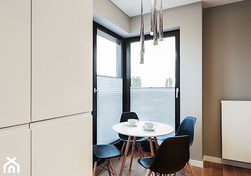 Apartament z betonem - Mała biała brązowa jadalnia, styl nowoczesny - zdjęcie od ARCHITETTO