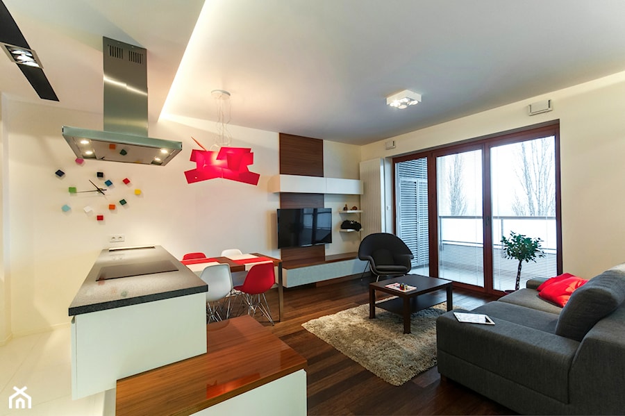 Apartament z nutką czerwieni - Średni biały salon z kuchnią z jadalnią z tarasem / balkonem, styl nowoczesny - zdjęcie od ARCHITETTO